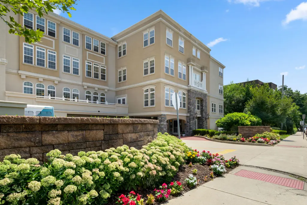 Symphony Square, assisted living in Bala Cynwyd